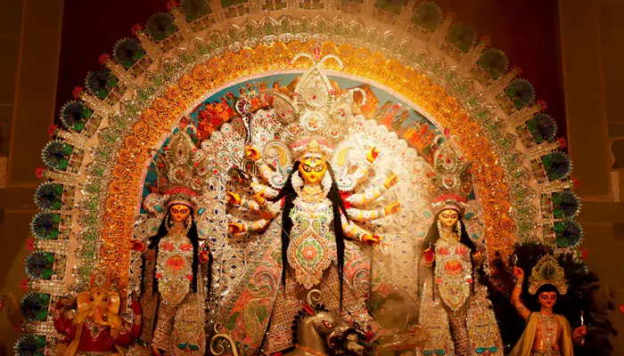 Kolkata on Maha Navami: When Devotion Turns Into Dance, Food, and Feverish Festivity