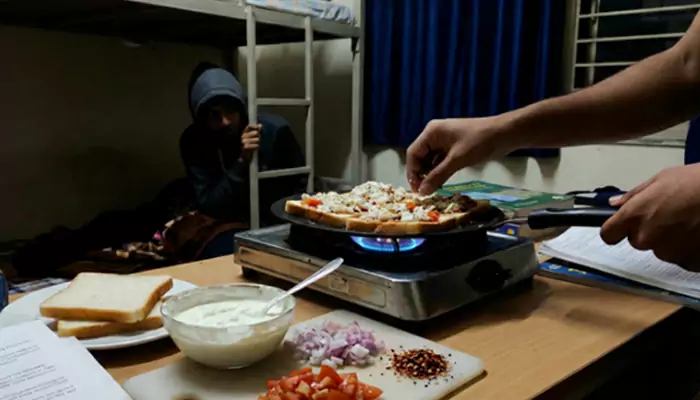 National Pizza Day: The 'Hostel Night' Pizza Hack: How to Turn Bread and Malai into a Gourmet Slice